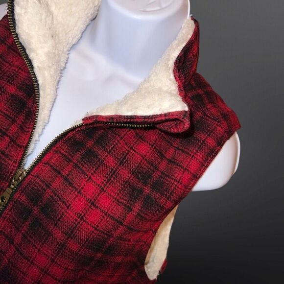 NWT Maurices Wool Blend Vest Sherpa Lined Red Plaid Pockets Size Medium - Picture 2 of 7